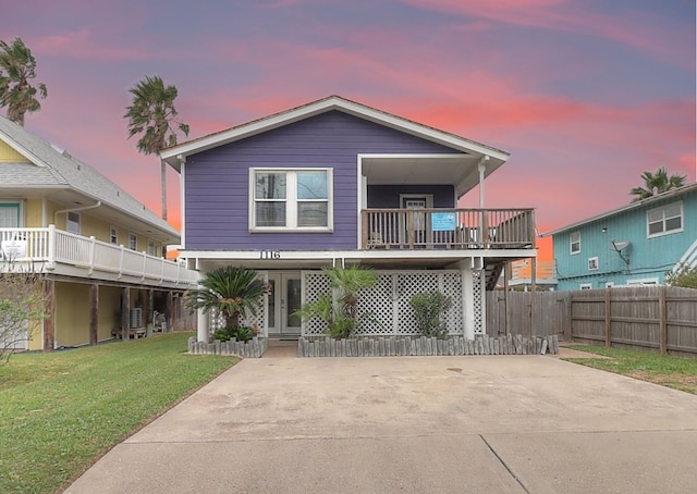 view of front of home featuring a lawn