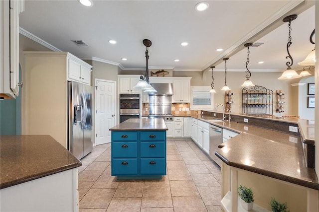 kitchen featuring visible vents, blue cabinets, a sink, stainless steel appliances, and backsplash