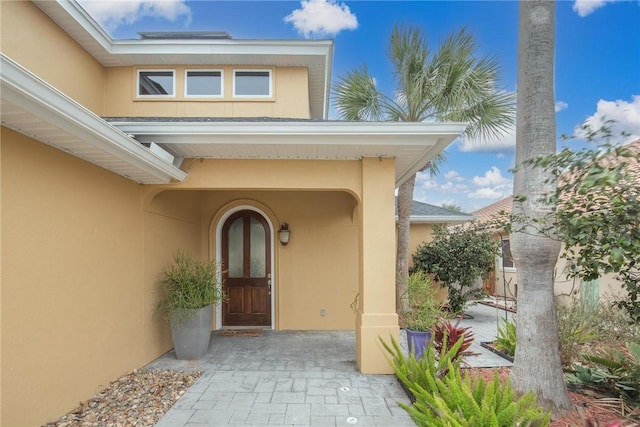 view of exterior entry with stucco siding