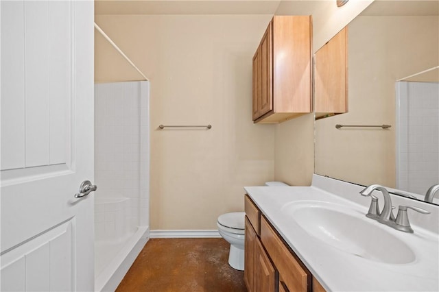 full bathroom featuring toilet, concrete floors, a shower, baseboards, and vanity