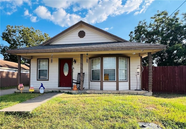 bungalow with a front lawn and covered porch