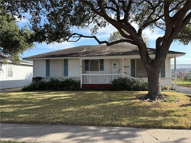 single story home featuring a porch and a front lawn