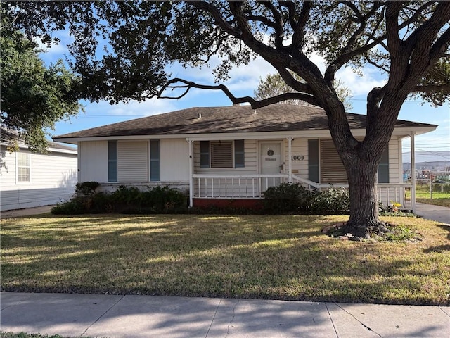 ranch-style house featuring a front lawn and a porch