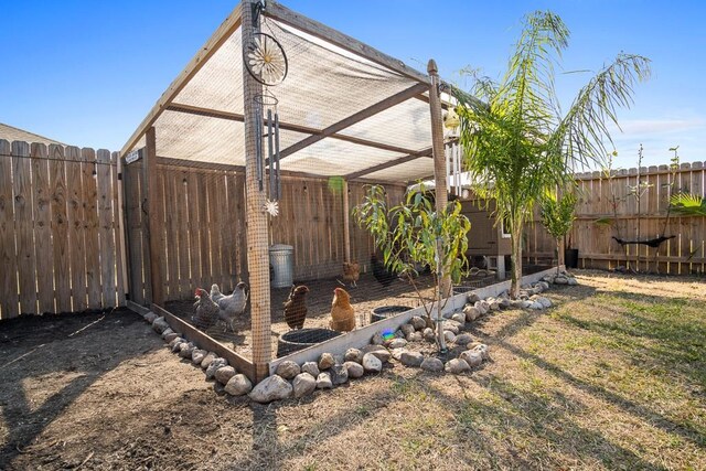 view of yard with an outbuilding