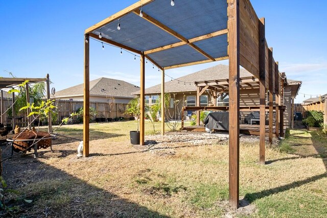 view of yard featuring a pergola