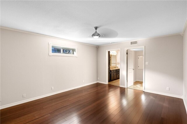 living room featuring ceiling fan, dark hardwood / wood-style floors, and crown molding