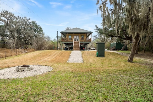 view of yard with a fire pit