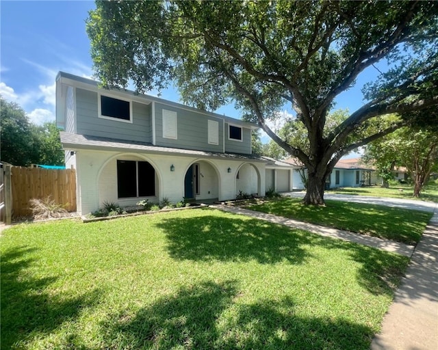 view of front of property featuring a front lawn