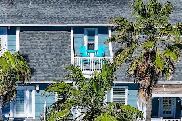 view of side of property featuring a shingled roof