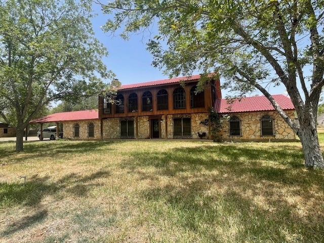 view of front facade with a front yard