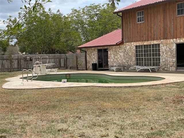 view of yard featuring a fenced in pool and a patio area