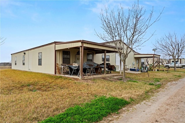 back of house featuring a yard