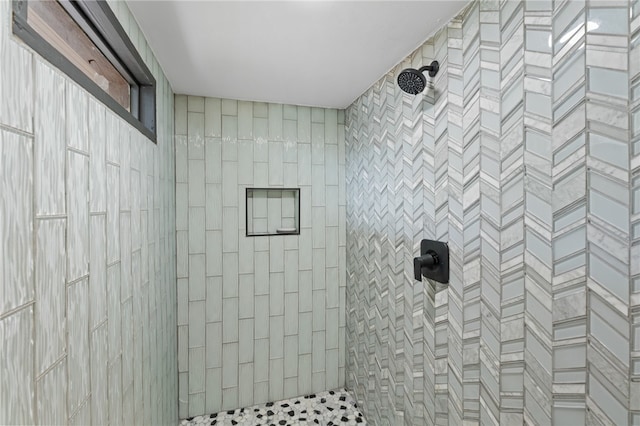 bathroom featuring tiled shower