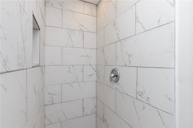 bathroom featuring tiled shower