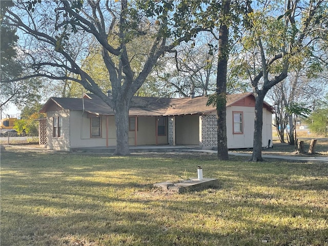 104 E Refugio St, Skidmore, TX 78389 - view of front facade featuring a front yard and an attached carport