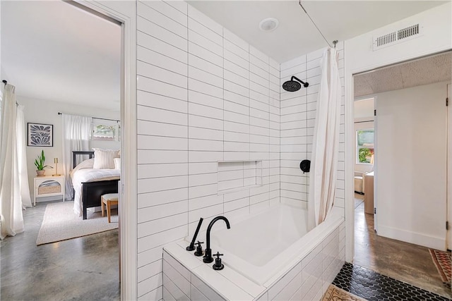 934 Miramar Pl, Corpus Christi, TX 78411 - ensuite bathroom featuring tiled shower / bath combo and baseboards