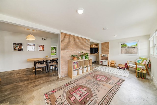 934 Miramar Pl, Corpus Christi, TX 78411 - living area with concrete flooring, baseboards, and recessed lighting