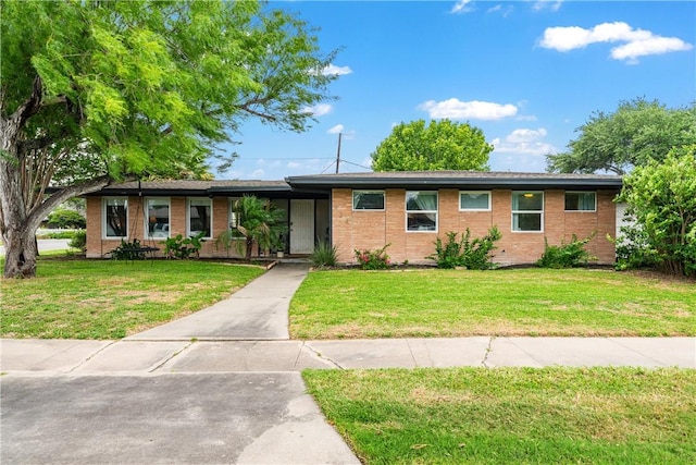 934 Miramar Pl, Corpus Christi, TX 78411 - single story home featuring brick siding and a front yard
