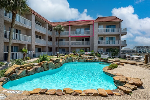 view of swimming pool