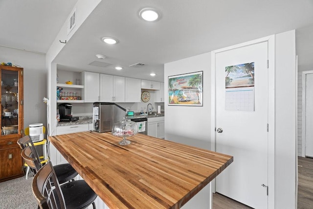 dining area with recessed lighting, visible vents, and wood finished floors