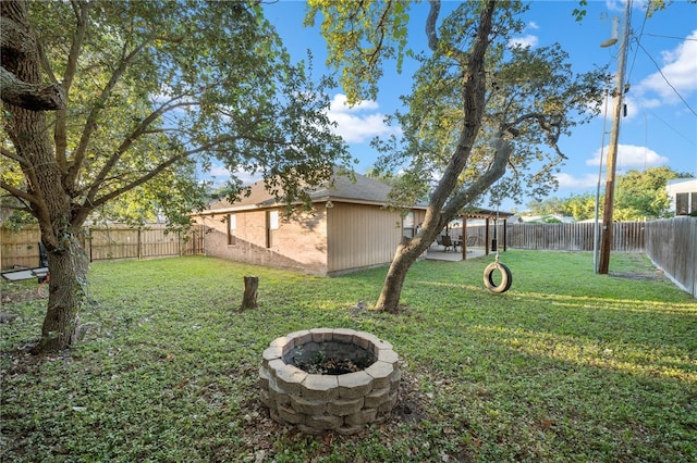 view of yard featuring a fire pit