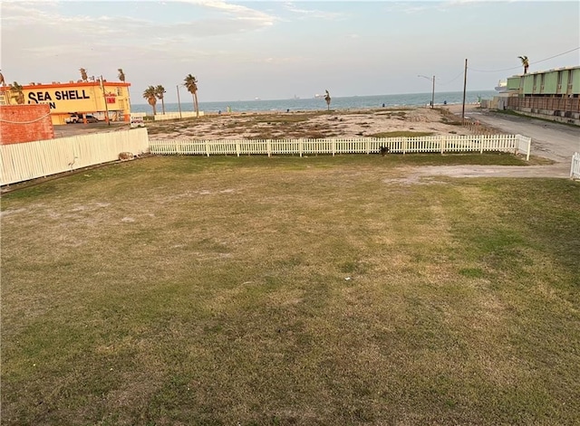 view of yard featuring a water view