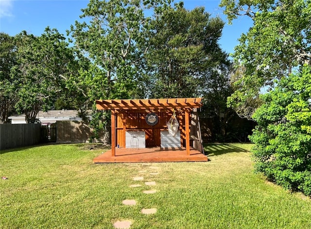 view of yard featuring an outbuilding