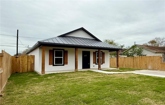 view of front of property featuring a patio and a front yard