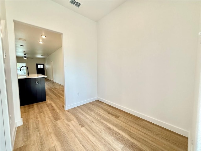 unfurnished room featuring light hardwood / wood-style flooring and ceiling fan