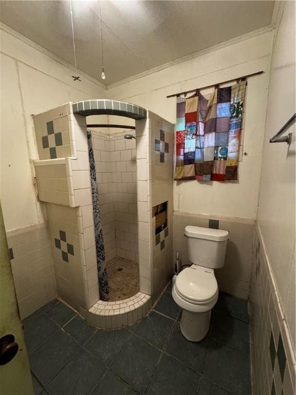 bathroom featuring tiled shower and tile walls