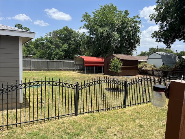 view of yard featuring a shed