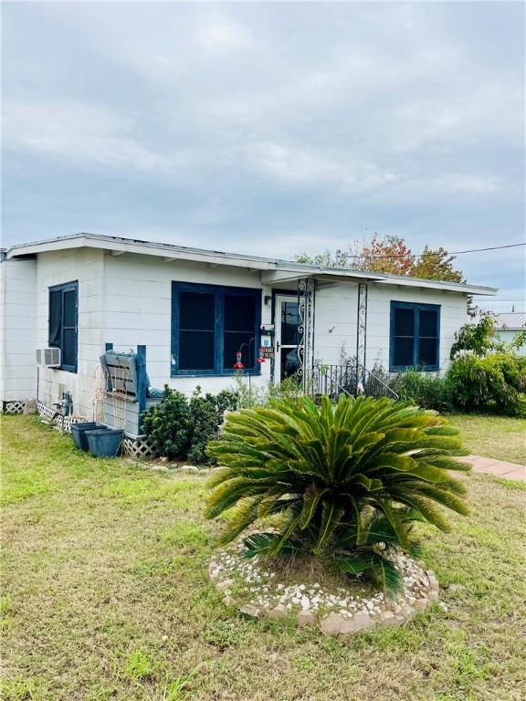 view of front facade with a front yard