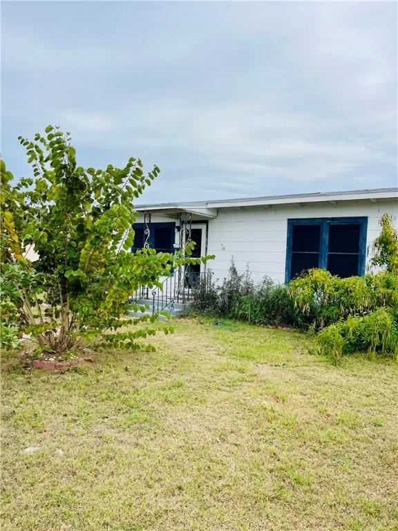 view of front facade featuring a front yard