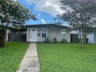 view of front of house featuring a front lawn