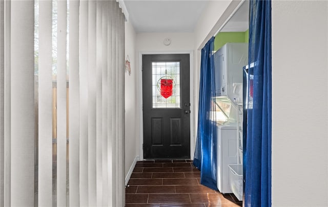 entryway with dark wood-type flooring and independent washer and dryer