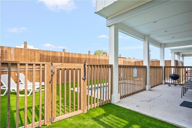 view of yard with a patio area