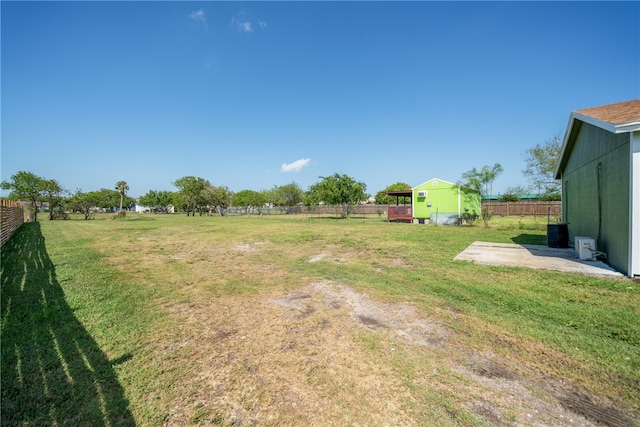 view of yard featuring a shed