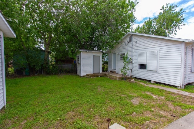 view of yard featuring a storage unit