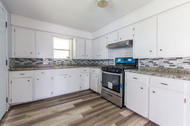 kitchen with backsplash, dark hardwood / wood-style flooring, stainless steel electric range oven, sink, and white cabinets