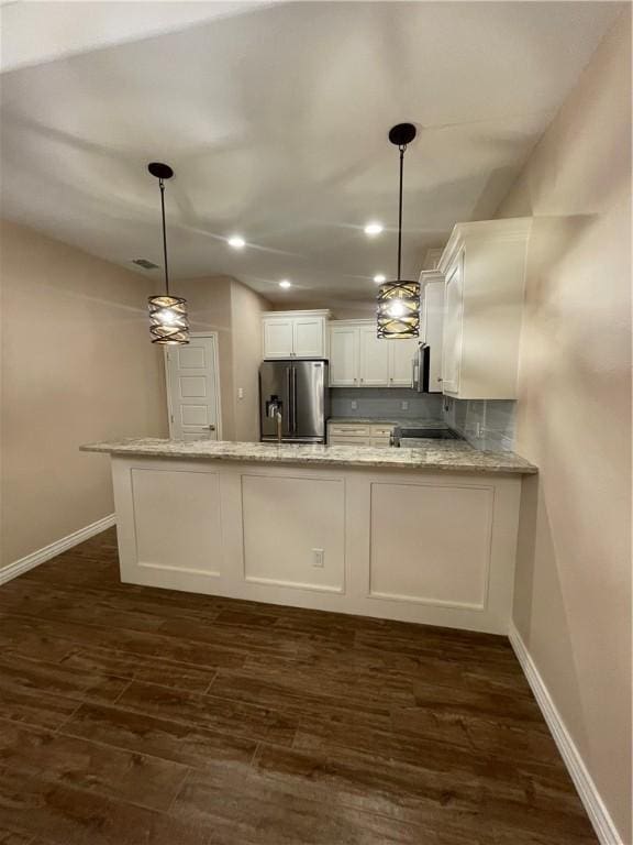 5422 Neela Ln, Corpus Christi, TX 78413 - kitchen featuring stainless steel appliances, baseboards, white cabinetry, a peninsula, and recessed lighting