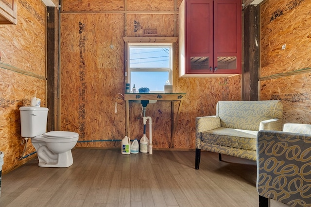 sitting room with hardwood / wood-style floors