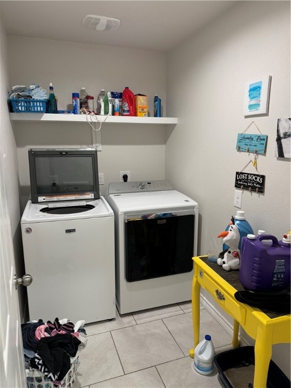 laundry room featuring light tile patterned flooring and independent washer and dryer