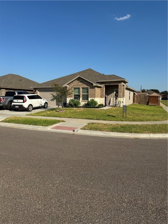 view of front facade featuring a front yard