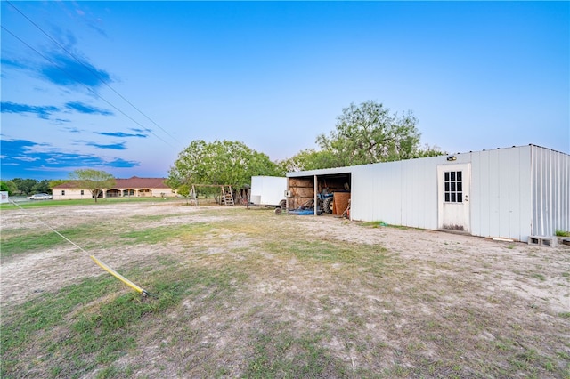 view of yard with an outdoor structure