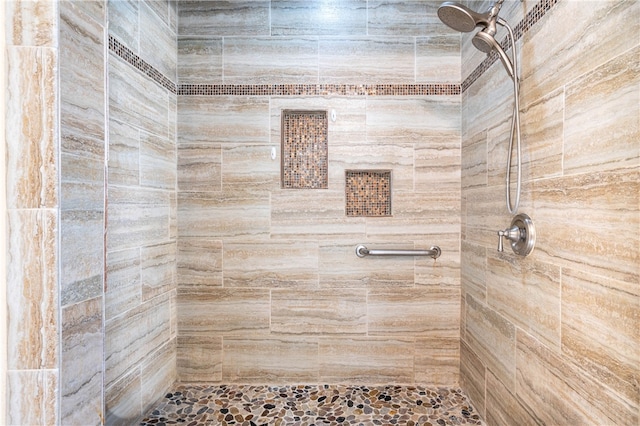 bathroom featuring a tile shower