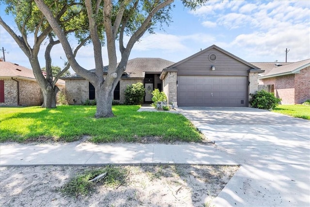 view of front of house featuring a garage, driveway, and a front yard