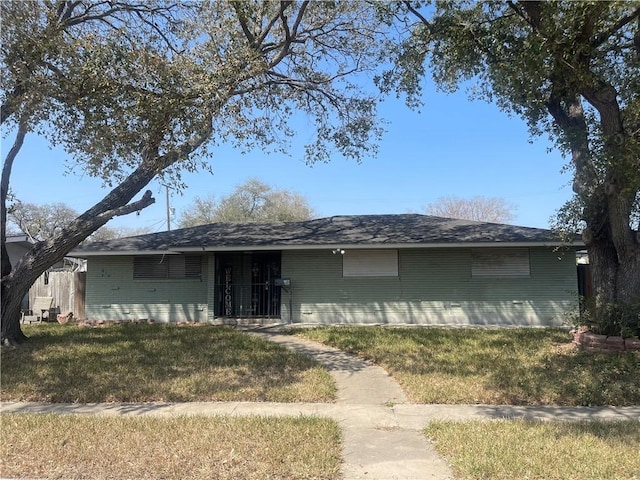 ranch-style home with a front yard