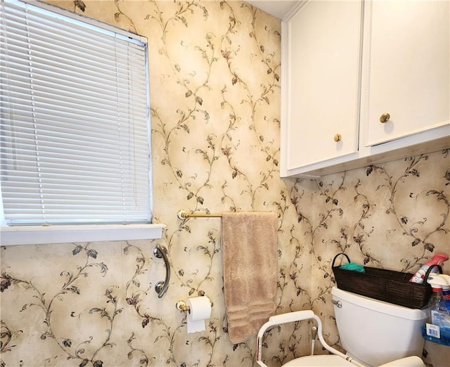 6421 Oakbrook Dr, Corpus Christi, TX 78413 - bathroom featuring toilet and wallpapered walls