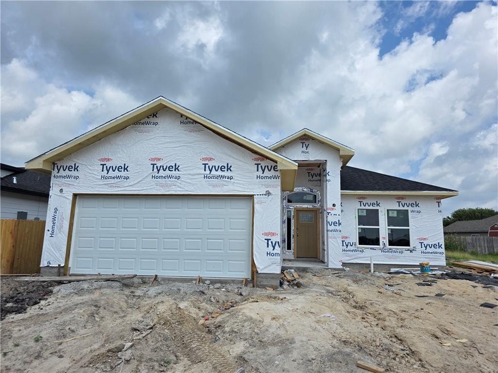 8109 Berenstain Dr, Corpus Christi, TX 78414 - property under construction featuring a garage