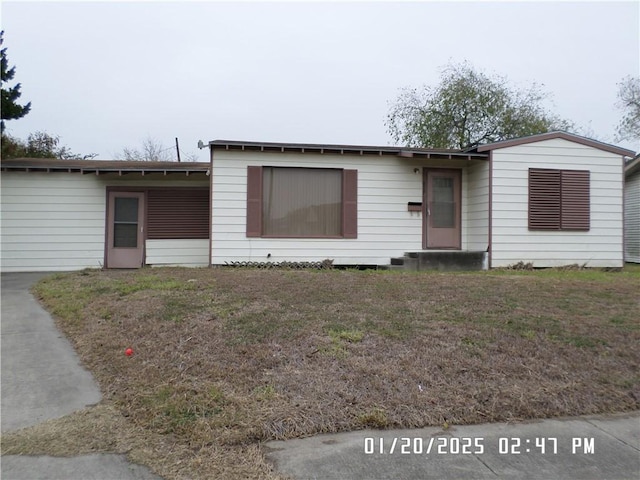 ranch-style home with a front lawn